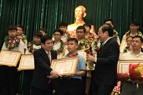 Hô Chi Minh-Ville félicite près de 1.000 élèves excellents ảnh 1
