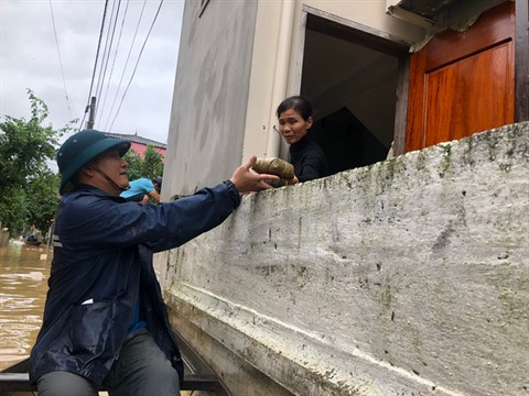 Des banh chung par dizaines de milliers pour les sinistrés du Centre ảnh 2 Des banh chung par dizaines de milliers pour les sinistrés du Centre ảnh 2