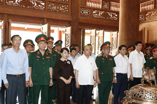 Le PM Nguyen Xuan Phuc offre de l'encens au président Ho Chi Minh au site K9 ảnh 1 Le PM Nguyen Xuan Phuc offre de l'encens au président Ho Chi Minh au site K9 ảnh 1