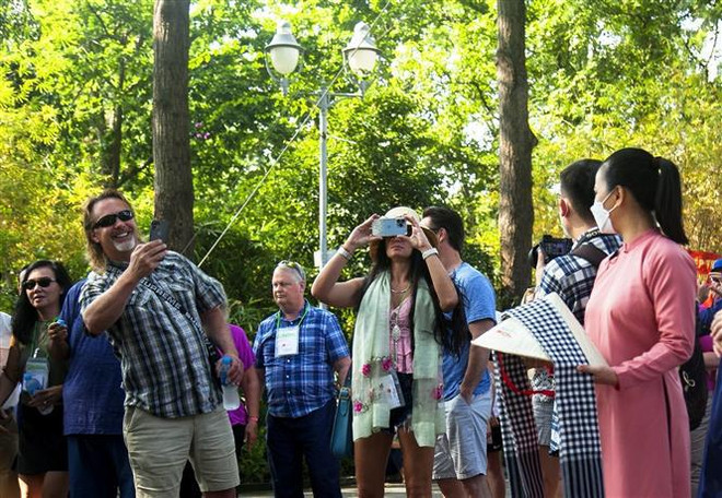 Le Vietnam accueille 2,95 millions de touristes étrangers en onze mois ảnh 2