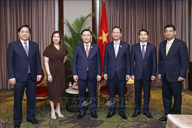 Le président de l’AN rencontre des dirigeants de grandes entreprises philippines ảnh 1 Le président de l’AN rencontre des dirigeants de grandes entreprises philippines ảnh 1