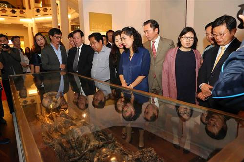 Vernissage d’une exposition sur les trésors archéologiques vietnamiens à Hanoï ảnh 1 Vernissage d’une exposition sur les trésors archéologiques vietnamiens à Hanoï ảnh 1