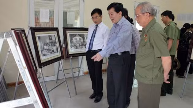 Exposition «L’Oncle Hô avec l’AN et les Conseils populaires» ảnh 1