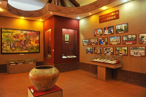 Forte affluence au mémorial du Président Hô Chi Minh à Bac Liêu ảnh 3 Forte affluence au mémorial du Président Hô Chi Minh à Bac Liêu ảnh 3