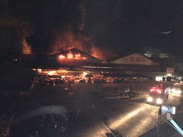 Un marché des Vietnamiens au Laos prend feu ảnh 1