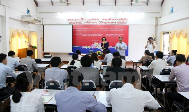 Presse: le Vietnam aide à améliorer la qualification professionnelle des journalistes laotiens ảnh 1 Presse: le Vietnam aide à améliorer la qualification professionnelle des journalistes laotiens ảnh 1