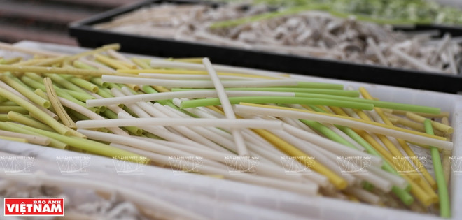 Des légumes et tubercules transformées en pailles comestibles ảnh 2 Des légumes et tubercules transformées en pailles comestibles ảnh 2