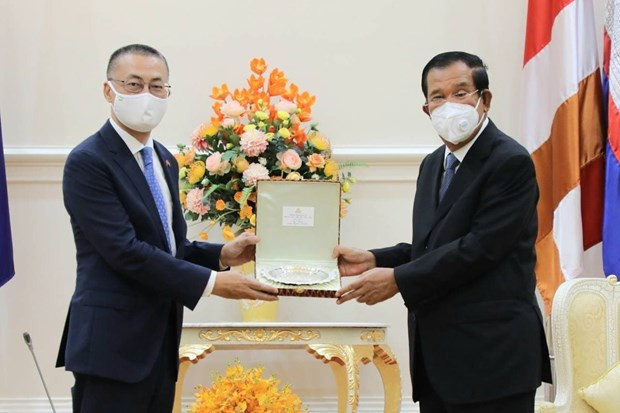 Le Premier ministre cambodgien reçoit l’ambassadeur sortant du Vietnam ảnh 1 Le Premier ministre cambodgien reçoit l’ambassadeur sortant du Vietnam ảnh 1