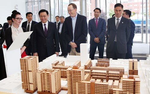 Poursuite des activités du vice PM Vuong Dinh Hue aux Etats-Unis ảnh 1