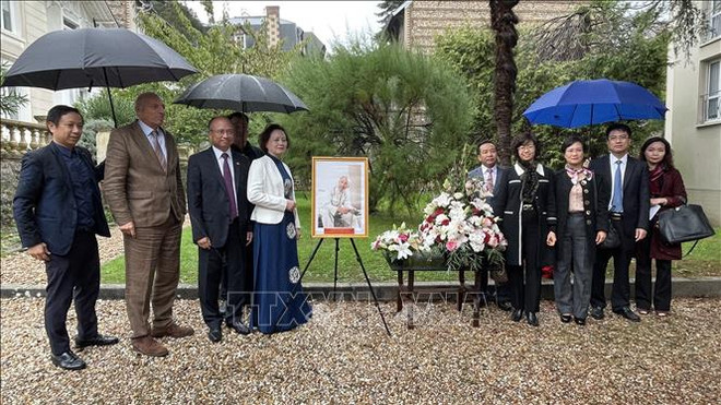 Bel souvenir d'une visite "Sur les traces du Président Ho Chi Minh" en France ảnh 1 Bel souvenir d'une visite "Sur les traces du Président Ho Chi Minh" en France ảnh 1