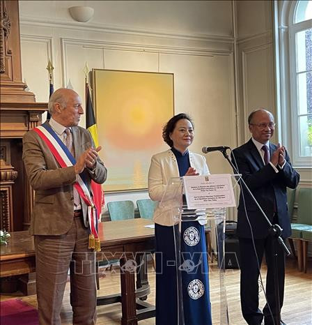 Bel souvenir d'une visite "Sur les traces du Président Ho Chi Minh" en France ảnh 2 Bel souvenir d'une visite "Sur les traces du Président Ho Chi Minh" en France ảnh 2