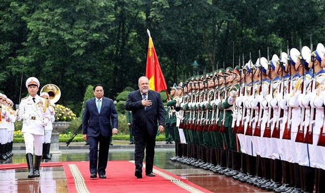 Cérémonie d’accueil officielle du Premier ministre cubain ảnh 3 Cérémonie d’accueil officielle du Premier ministre cubain ảnh 3