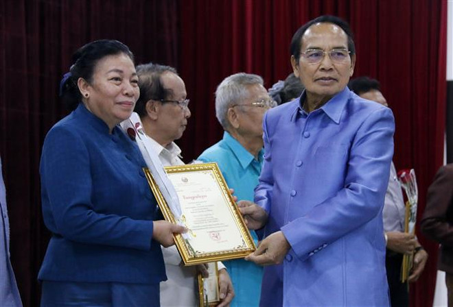 Le Laos honore les gagnants du concours d'écriture sur les relations spéciales avec le Vietnam ảnh 1