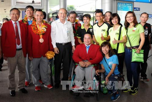 Retour triomphal des sportifs handicapés vietnamiens ảnh 1 Retour triomphal des sportifs handicapés vietnamiens ảnh 1