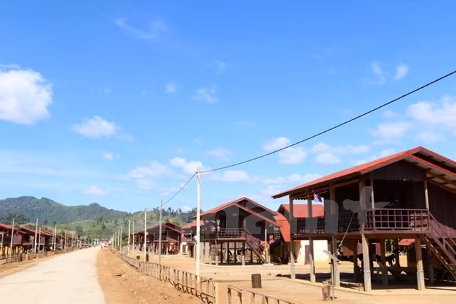 Aide vietnamienne pour une opération de relogement au Laos ảnh 1