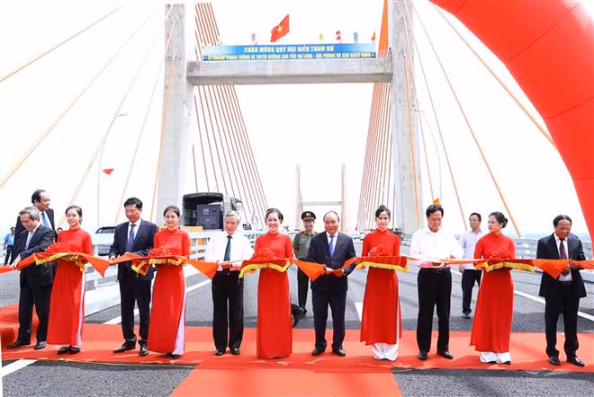 Le chef du gouvernement inaugure l’autoroute Ha Long–Hai Phong ảnh 1