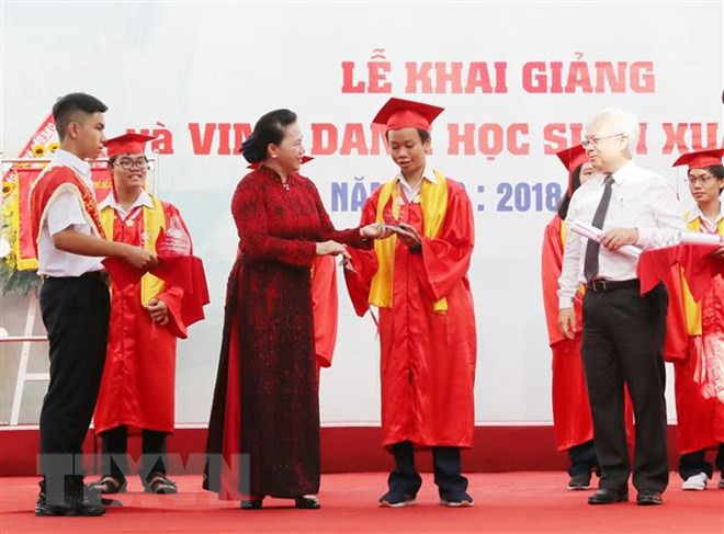 Des dirigeants à la rentrée scolaire dans des provinces ảnh 2 Des dirigeants à la rentrée scolaire dans des provinces ảnh 2