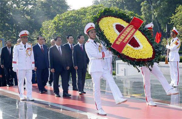 Fête nationale : Les dirigeants rendent hommage au Président Ho Chi Minh en son mausolée ảnh 2 Fête nationale : Les dirigeants rendent hommage au Président Ho Chi Minh en son mausolée ảnh 2