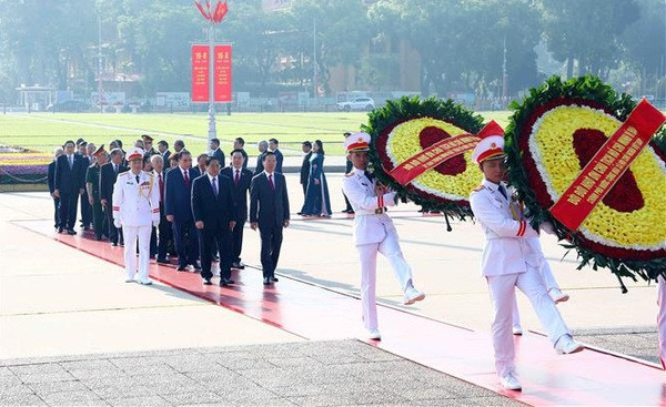 Fête nationale : Les dirigeants rendent hommage au Président Ho Chi Minh en son mausolée ảnh 1 Fête nationale : Les dirigeants rendent hommage au Président Ho Chi Minh en son mausolée ảnh 1