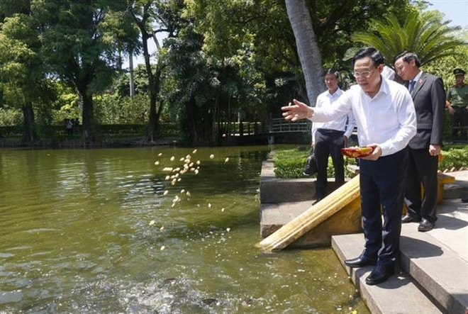 Le président de l’Assemblée nationale rend hommage au Président Hô Chi Minh ảnh 2 Le président de l’Assemblée nationale rend hommage au Président Hô Chi Minh ảnh 2