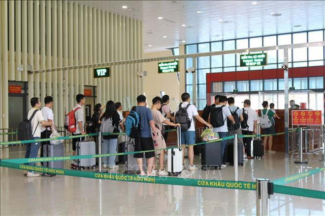 Le visa électronique s'avère pratique au poste frontière de Lang Son ảnh 1 Le visa électronique s'avère pratique au poste frontière de Lang Son ảnh 1