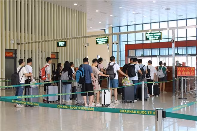Le visa électronique s'avère pratique au poste frontière de Lang Son ảnh 1