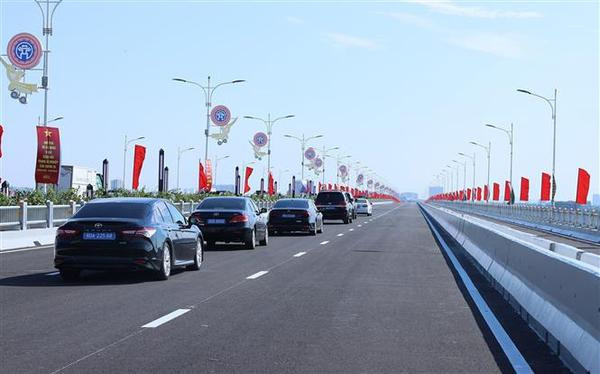 Le PM à la cérémonie inaugurale de la 2e phase du pont Vinh Tuy, à Hanoï ảnh 2