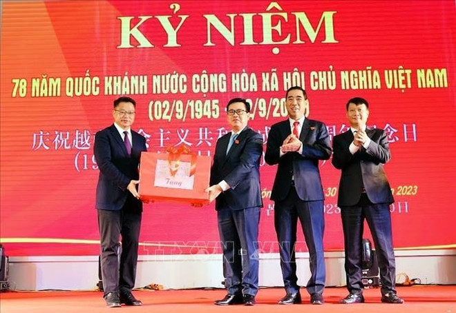 Quang Ninh: la ville de Mong Cai reçoit des hôtes chinois ảnh 2 Quang Ninh: la ville de Mong Cai reçoit des hôtes chinois ảnh 2