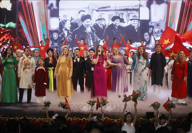 Le Vietnam avance avec confiance sur la voie de l’indépendance nationale et du socialisme ảnh 3