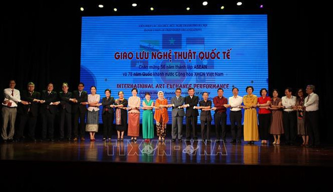 Échange d'art honorant les cultures des membres de l'ASEAN ảnh 2 Échange d'art honorant les cultures des membres de l'ASEAN ảnh 2