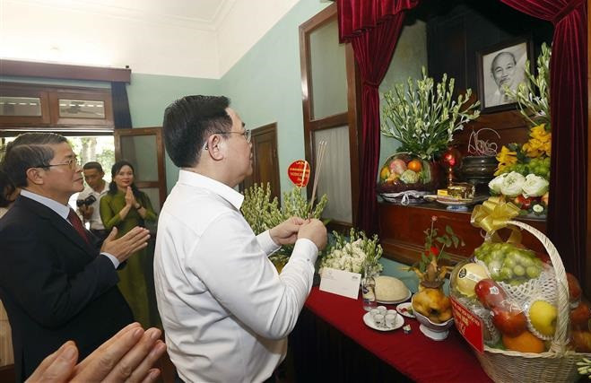 Le président de l’Assemblée nationale rend hommage au Président Hô Chi Minh ảnh 1 Le président de l’Assemblée nationale rend hommage au Président Hô Chi Minh ảnh 1