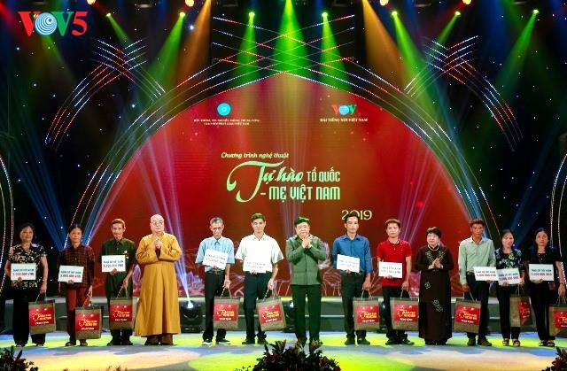 Programme artistique “Fierté de la Patrie vietnamienne” ảnh 1