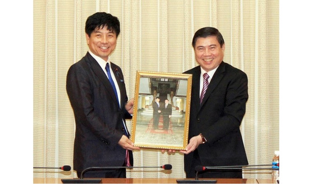 Le vice-ministre japonais des AE en visite de travail à Hô Chi Minh-Ville ảnh 1