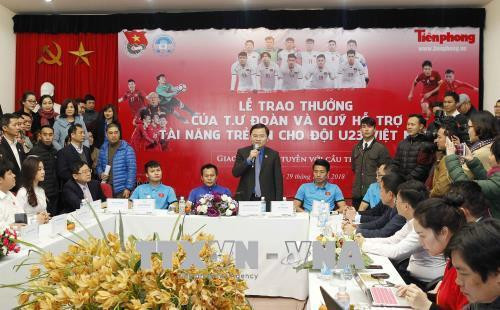 Le CC de l’Union de la jeunesse communiste récompense des membres de la sélection U23 ảnh 1 Le CC de l’Union de la jeunesse communiste récompense des membres de la sélection U23 ảnh 1