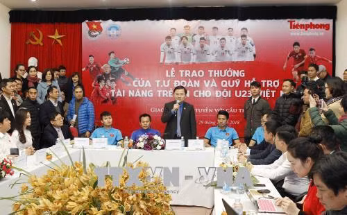 Le CC de l’Union de la jeunesse communiste récompense des membres de la sélection U23 ảnh 1 Le CC de l’Union de la jeunesse communiste récompense des membres de la sélection U23 ảnh 1