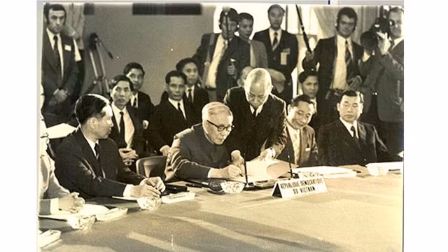 Publication du livre « Conférence de Paris-Porte vers la paix » ảnh 1 Publication du livre « Conférence de Paris-Porte vers la paix » ảnh 1