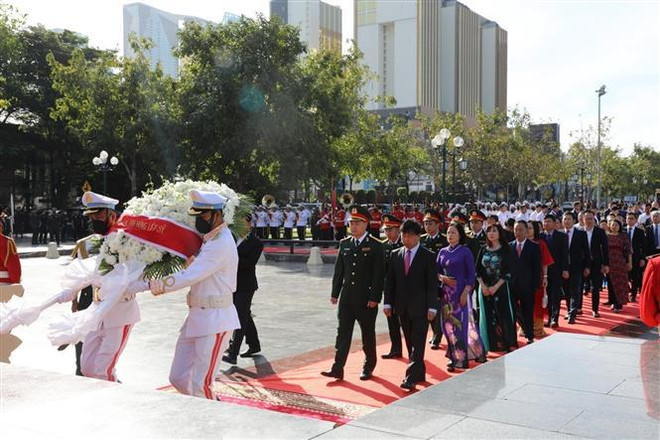 Hommage aux héros devant le Monument de l’amitié Vietnam-Cambodge ảnh 1 Hommage aux héros devant le Monument de l’amitié Vietnam-Cambodge ảnh 1