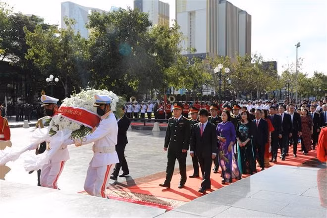 Hommage aux héros devant le Monument de l’amitié Vietnam-Cambodge ảnh 1