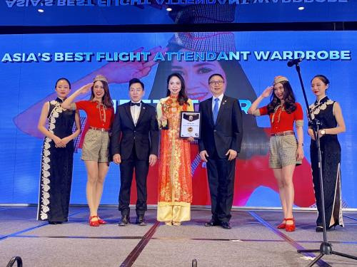 Vietjet Air : Meilleur uniforme d’hôtesse de l’air de l’Asie ảnh 1 Vietjet Air : Meilleur uniforme d’hôtesse de l’air de l’Asie ảnh 1