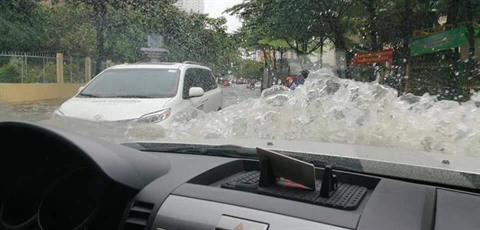 Passage du typhon USAGI: des rues de Hô Chi Minh-Ville inondées ảnh 2 Passage du typhon USAGI: des rues de Hô Chi Minh-Ville inondées ảnh 2