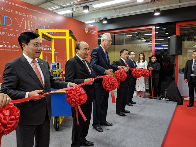 Le PM Nguyen Xuan Phuc inaugure la semaine des produits vietnamiens à Singapour ảnh 1 Le PM Nguyen Xuan Phuc inaugure la semaine des produits vietnamiens à Singapour ảnh 1