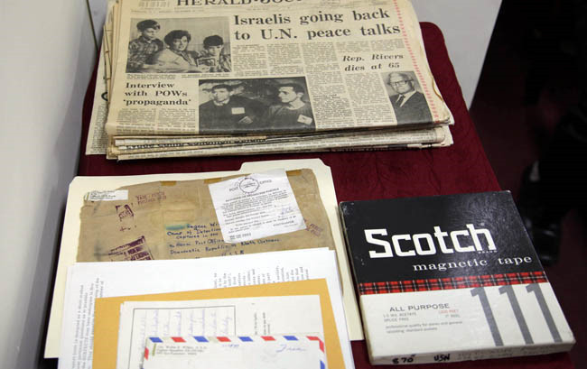 La famille d’un ancien combattant américain remet des objets à la prison de Hoa Lo ảnh 1 La famille d’un ancien combattant américain remet des objets à la prison de Hoa Lo ảnh 1