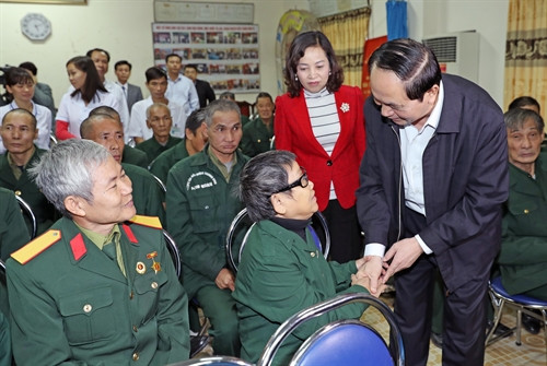 Le président Tran Dai Quang rend visite à des invalides de guerre à Ninh Binh ảnh 1 Le président Tran Dai Quang rend visite à des invalides de guerre à Ninh Binh ảnh 1