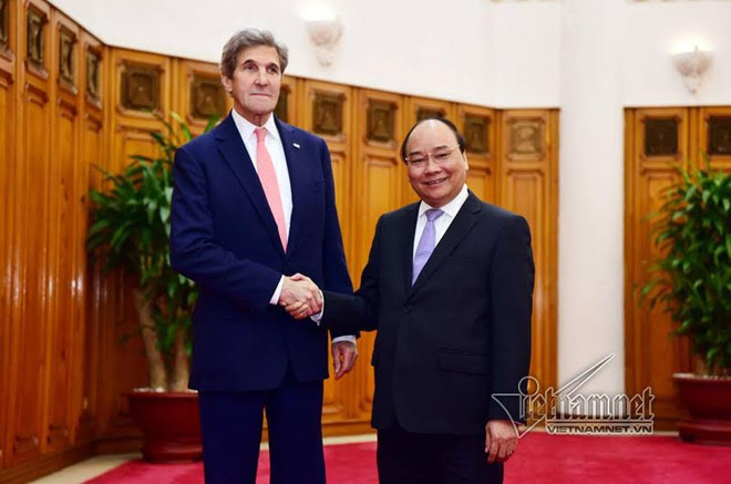 Le Premier ministre Nguyen Xuan Phuc reçoit le secrétaire d'État américain John Kerry ảnh 1 Le Premier ministre Nguyen Xuan Phuc reçoit le secrétaire d'État américain John Kerry ảnh 1
