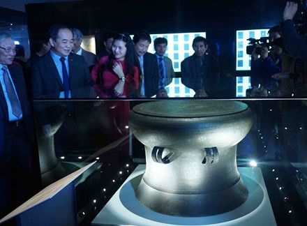 Inauguration d’une exposition spéciale des trésors nationaux du Vietnam ảnh 3