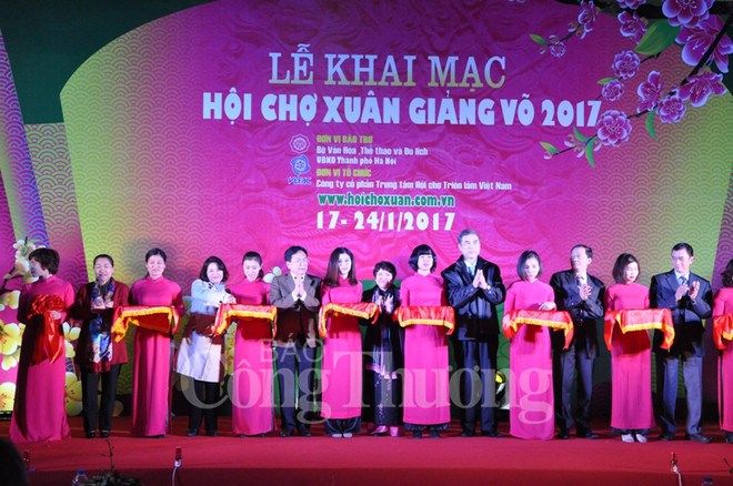 Ouverture de la Foire printanière 2017 de Hanoi ảnh 1 Ouverture de la Foire printanière 2017 de Hanoi ảnh 1