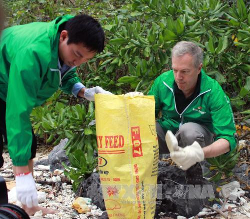 L’ambassadeur américain Ted Osius au programme "Agir pour une Ha Long verte" ảnh 1 L’ambassadeur américain Ted Osius au programme "Agir pour une Ha Long verte" ảnh 1