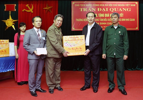Le président Tran Dai Quang rend visite à des invalides de guerre à Ninh Binh ảnh 2 Le président Tran Dai Quang rend visite à des invalides de guerre à Ninh Binh ảnh 2