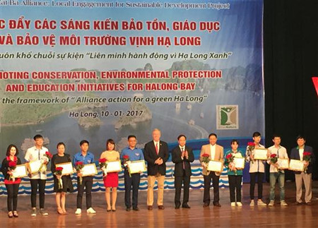 Promouvoir les initiatives de protection de l’environnement de la baie de Ha Long ảnh 1 Promouvoir les initiatives de protection de l’environnement de la baie de Ha Long ảnh 1