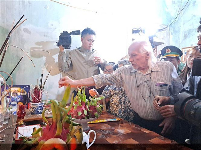 Un vétéran américain rend le journal intime de guerre d’un martyr vietnamien à sa famille ảnh 2